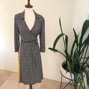 Attention Black and White Houndstooth Pattern Wrap